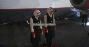 نماز اول وقت مهمانداران زن در باند فرودگاه