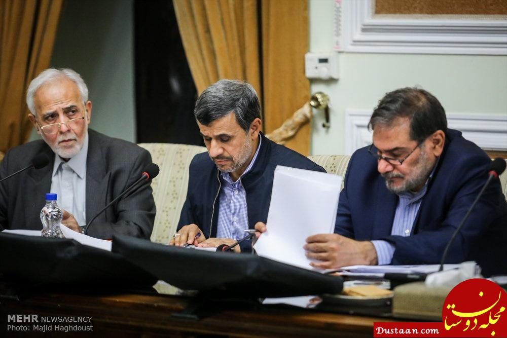 www.dustaan.com-هم‌نشینی احمدی‌نژاد و معاونش در مجمع تشخیص مصلحت +عکس