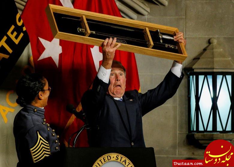  واکنش عجیب جرج بوش پس از تقدیر با شمشیر