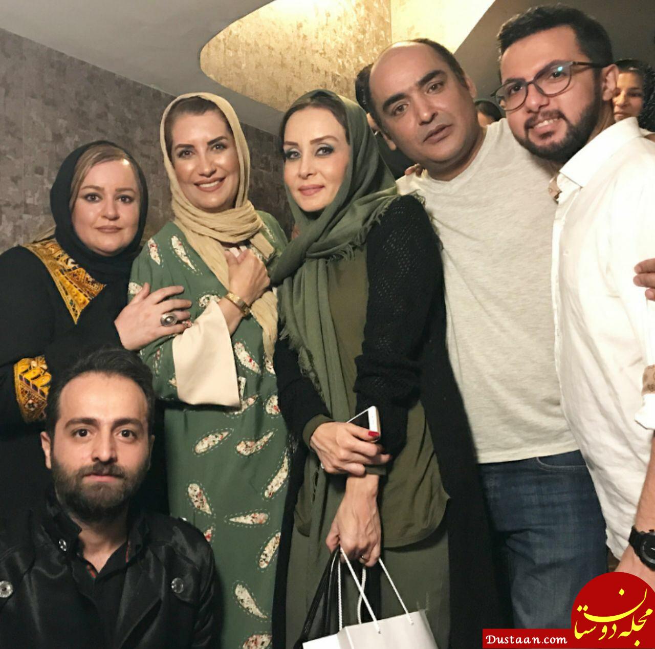 جمعی از هنرمندان در پشت صحنه تئاتر پابرهنه در پارک