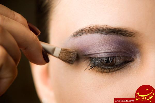 http://cdn.skim.gs/image/upload/v1456338564/msi/woman-applying-purple-eyeshadow_mflovl.jpg