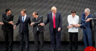 وقتی دونالد ترامپ توانایی دست دادن ساده را هم ندارد! +عکس