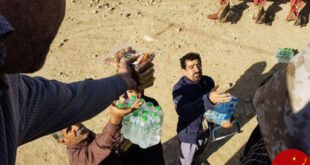 توزیع کمک های مردمی بین زلزله زدگان کرمانشاه +عکس
