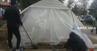 تلاش مردم زلزله زدگان برای عایق‌ کردن چادر‌ها با نایلون