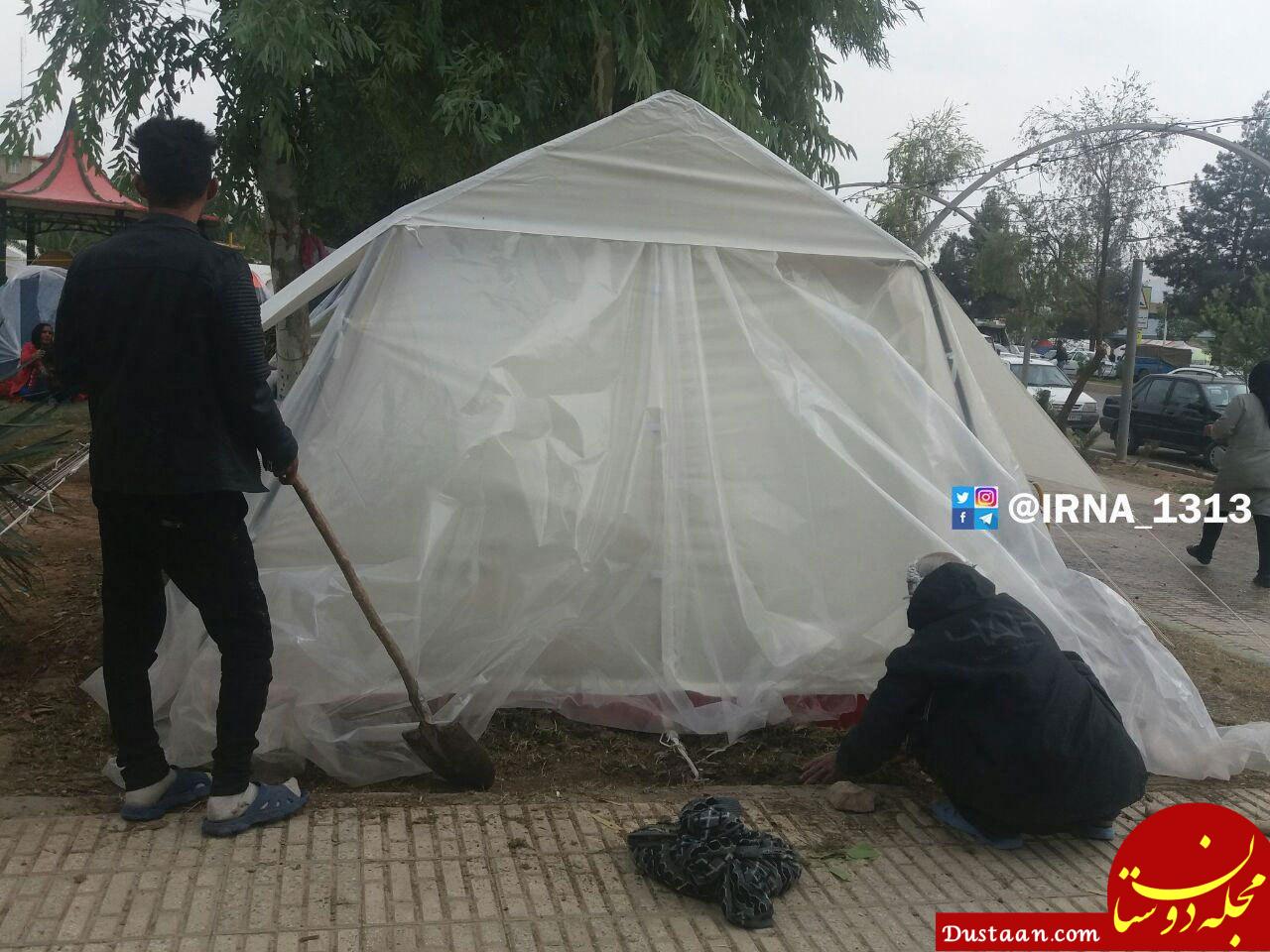 تلاش مردم زلزله زدگان برای عایق‌ کردن چادر‌ها با نایلون 