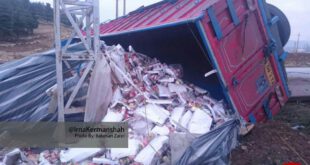 واژگونی کامیون حامل مواد خوراکی زلزله زدگان +عکس
