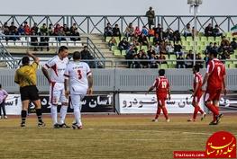 www.dustaan.com-حضور زنان و مردان در استادیوم سرپل ذهاب برای تماشای مسابقه فوتبال