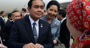 اقدام عجیب نخست‌وزیر تایلند برای فرار از دست خبرنگاران! +فیلم