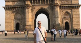 عکس یادگاری «حمید فرخ نژاد» در «دروازه هند»