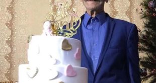 عکس: ذوق زدگی «احمد پورمخبر» از دیدن کیک تولدش!