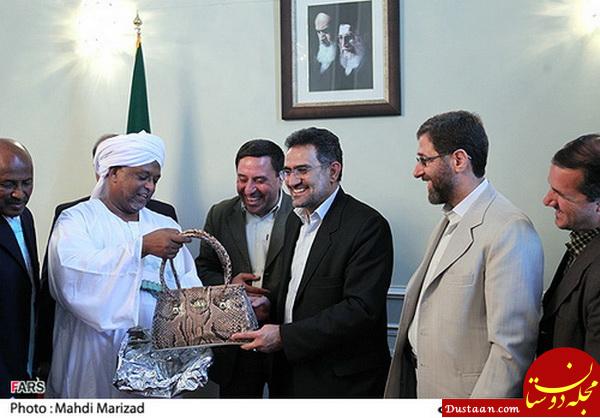 اهدای کیف زنانه به وزیر احمدی نژاد! +عکس www.dustaan.com اهدای کیف زنانه به وزیر احمدی نژاد! +عکس