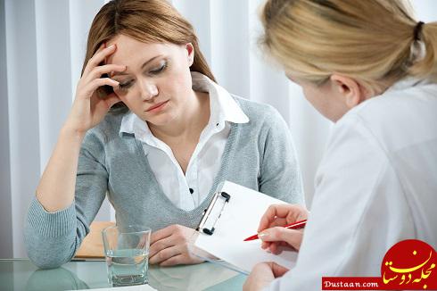 زن جوان با دکتر