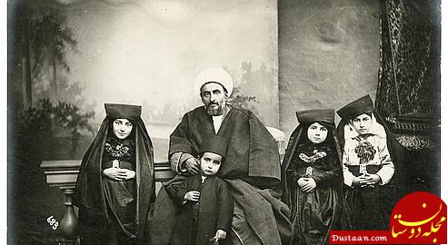 www.dustaan.com عکس آتلیه‌ ای یک روحانی و خانواده‌ اش در سال ۱۳۰۱