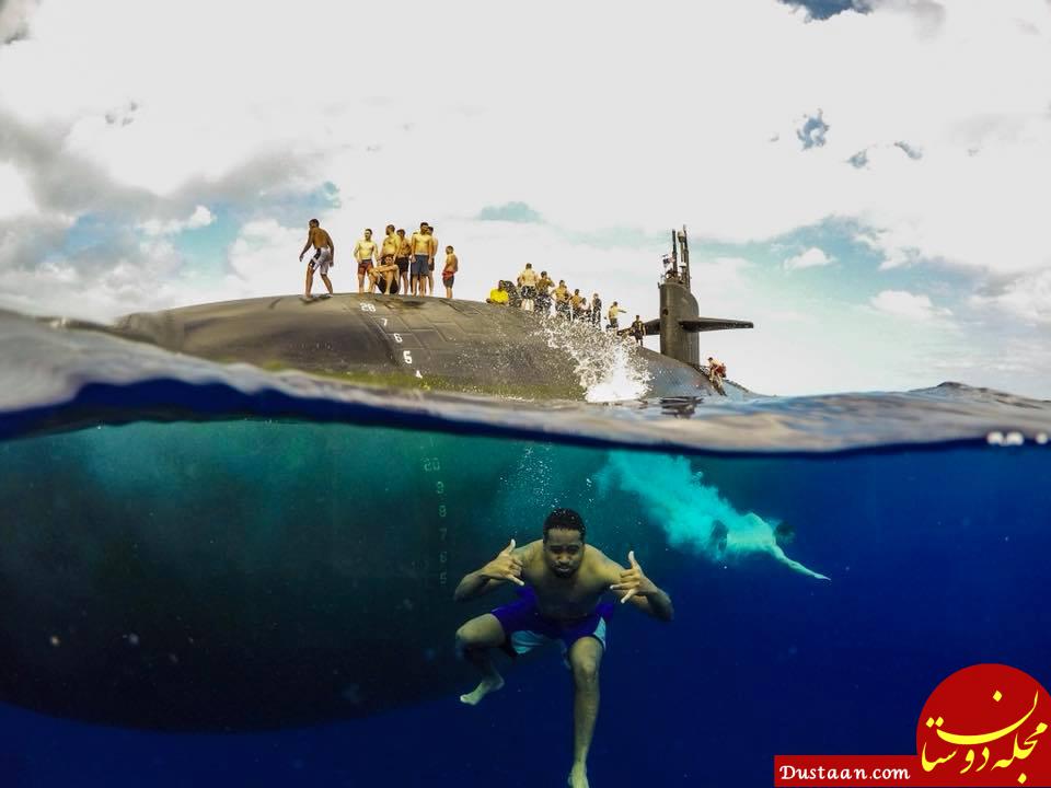 www.dustaan.com تصویری دیدنی از شنای ملوانان در کنار زیردریایی!