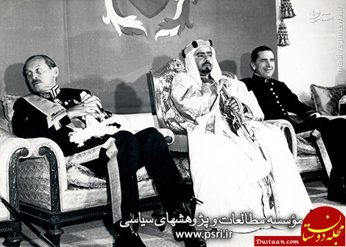 این تصویر مربوط به روز تاجگذاری شیخ عیسی بن سلمان اولین پادشاه بحرین است. در این عکس از چپ به راست: سر ویلیام لوییس، شیخ عیسی بن سلمان و ویلتشایر قونسول انگلیس دیده می‌شوند.