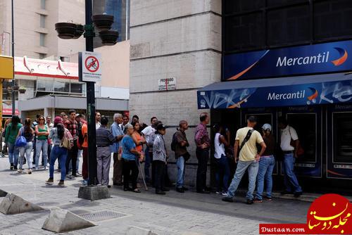 صف بستن مردم مقابل یک دستگاه خودپرداز بانکی برای بیرون کشیدن پول ها و خرید مایحتاج و سوخت/ کاراکاس