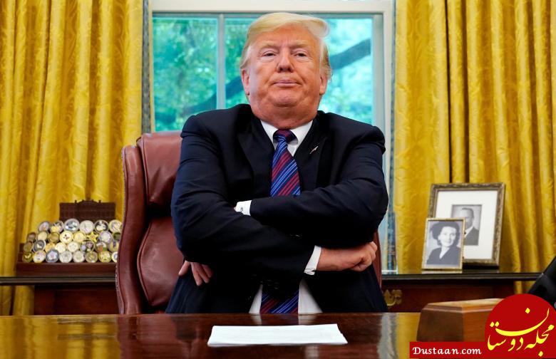 دونالد ترامپ، رئیس‌جمهور آمریکا که در پشت میز کارش در کاخ سفید نشسته است، اعلام کرد که توافقنامه تجارت دوجانبه با مکزیک را جایگزین توافقنامه تجارت آزاد آمریکای شمالی می‌کند