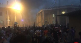حمله معترضین به کنسولگری ایران در بصره (+عکس)