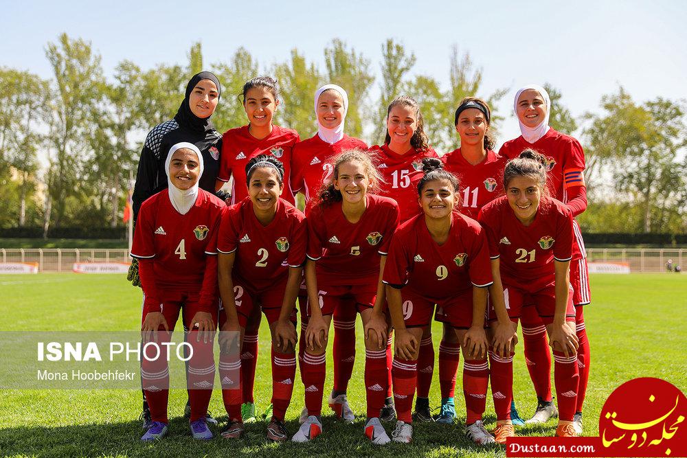 بی حجابی زنان فوتبالیست در ورزشگاه تهران/عکس