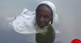 زنی که از خورشید فراری است و به آب پناه می‌برد +عکس