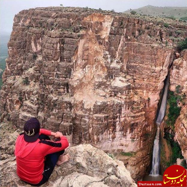 گردشگر آمریکایی در کنار آبشار پیران در کرمانشاه