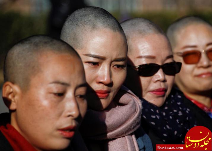 اعتراض به بازداشت شوهر به سبک زنان چینی! +عکس