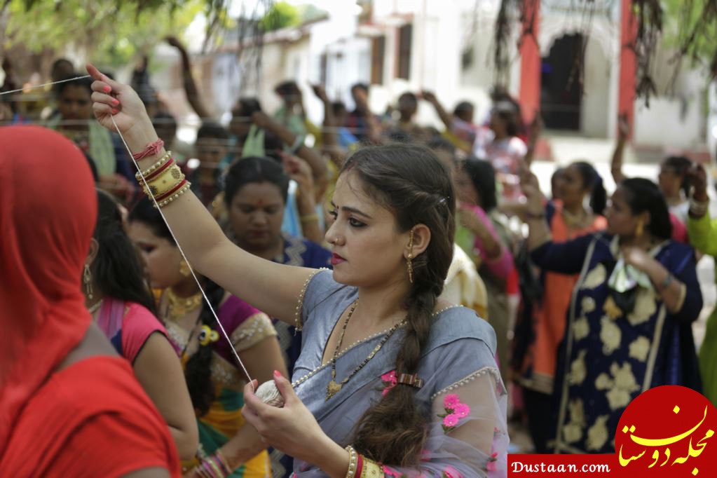 فستیوال زنان نخ به دست در هند - زنان در احمدآباد هند فستیوالی دارند که در پایان ماه کامل برگزار می شود. آنها روزه می گیرند و برای طول عمر شوهران شان دعا می کنند.&nbsp; ​