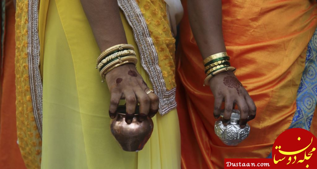  ​فستیوال زنان نخ به دست در هند - در این فستیوال، زنان هفت نوع میوه یا غذا برای تبرک به معبد می برند.&nbsp;