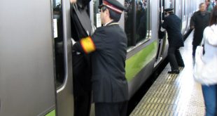 شغل عجیب جا دادن مسافران مترو! +عکس